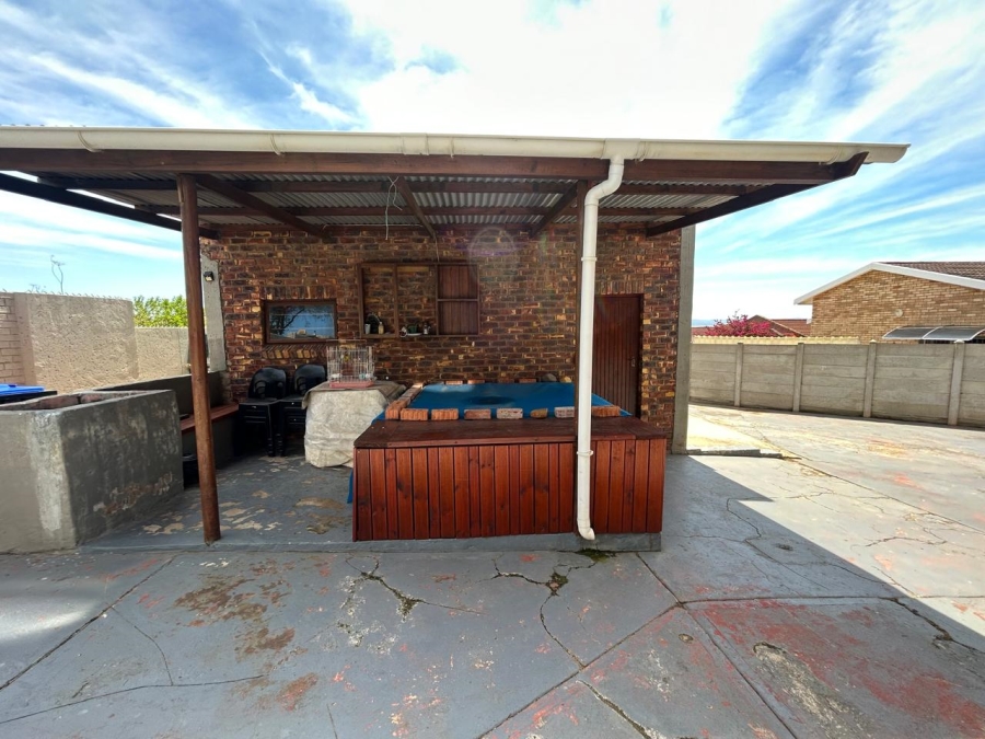 5 Bedroom Property for Sale in Wavecrest Eastern Cape